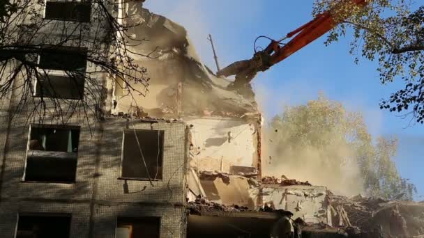 Hidrolik kırıcı ekskavatör makine yıkım eski ev üzerinde çalışıyor. Moskova, Rusya — Stok video