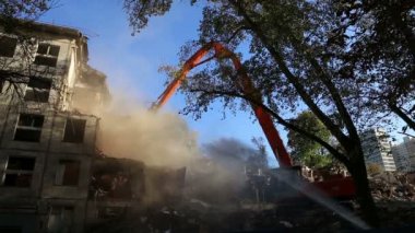 Hidrolik ezici kazıcı makineleri eski evi yıkmaya çalışıyor.