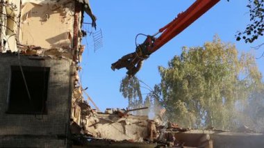 Hidrolik ezici kazıcı makineleri eski evi yıkmaya çalışıyor.