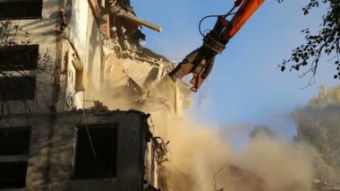 Hidrolik ezici kazıcı makineleri eski evi yıkmaya çalışıyor.