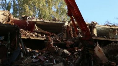Hidrolik ezici kazıcı makineleri eski evi yıkmaya çalışıyor.