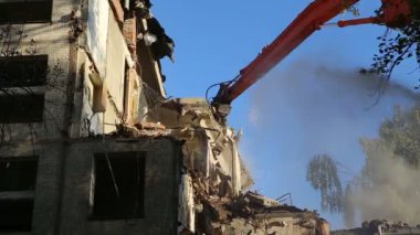 Hidrolik ezici kazıcı makineleri eski evi yıkmaya çalışıyor.