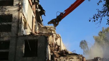 Hidrolik ezici kazıcı makineleri eski evi yıkmaya çalışıyor.
