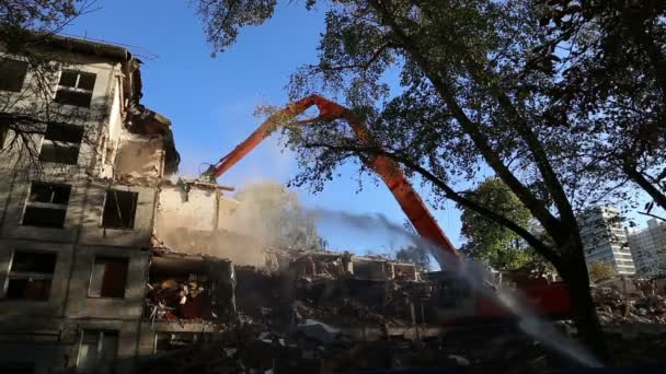 Trituradora hidráulica excavadora maquinaria que trabaja en demolición casa antigua — Vídeos de Stock