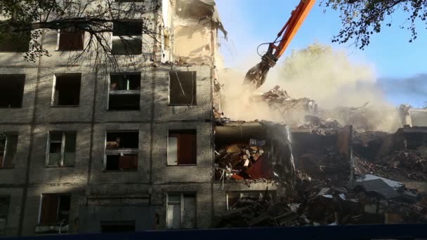 오래 된 집을 파괴하는 데 사용되고 있는, 목조 분쇄기 굴착기 — 비디오