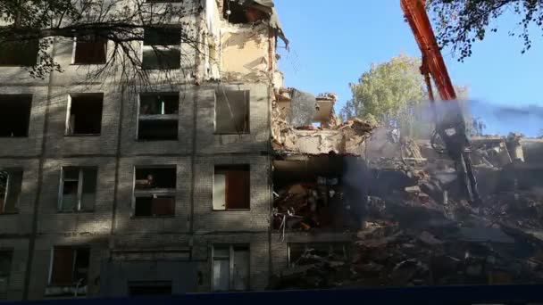 Hydraulický drtič rypadel stroje pracující na demoliční starý dům — Stock video
