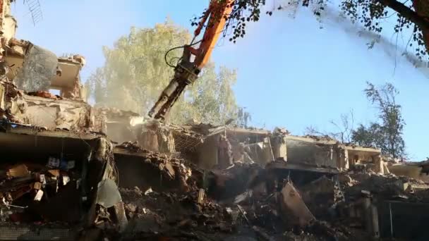 Trituradora hidráulica excavadora maquinaria que trabaja en demolición casa antigua — Vídeos de Stock