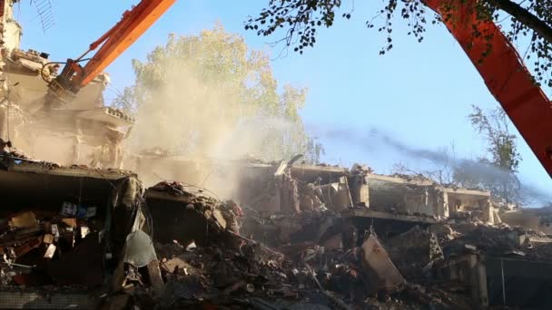 오래 된 집을 파괴하는 데 사용되고 있는, 목조 분쇄기 굴착기 — 비디오