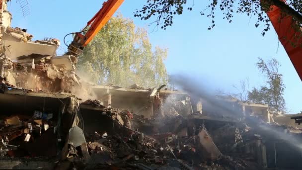 Trituradora hidráulica excavadora maquinaria que trabaja en demolición casa antigua — Vídeos de Stock