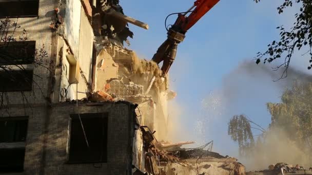 Trituradora hidráulica excavadora maquinaria que trabaja en demolición casa antigua — Vídeo de stock