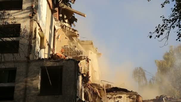 Hidraulikus zúzógép kotrógép régi ház lerombolására — Stock videók
