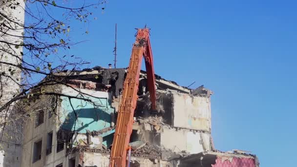 Hidrolik ezici kazıcı makineleri eski evi yıkmaya çalışıyor. — Stok video