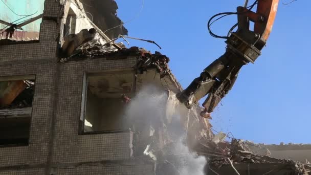 Trituradora hidráulica excavadora maquinaria que trabaja en demolición casa antigua — Vídeo de stock