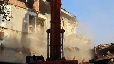 Hidrolik kırıcı tarak makine Montaj cihazları-Kırıcı eski ev üzerinde çalışıyor. Moscow, Rusya Federasyonu