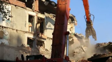 Hidrolik kırıcı tarak makine Montaj cihazları-Kırıcı eski ev üzerinde çalışıyor. Moscow, Rusya Federasyonu