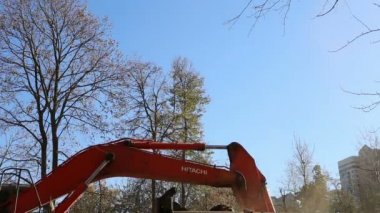 Hidrolik kırıcı tarak makine Montaj cihazları-Kırıcı eski ev üzerinde çalışıyor. Moscow, Rusya Federasyonu