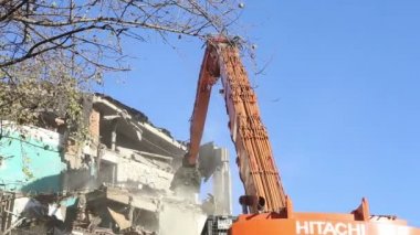 Hidrolik kırıcı tarak makine Montaj cihazları-Kırıcı eski ev üzerinde çalışıyor. Moscow, Rusya Federasyonu