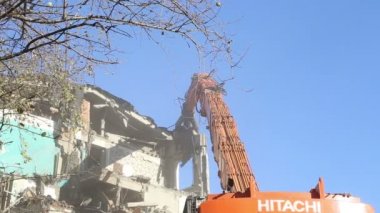 Hidrolik kırıcı tarak makine Montaj cihazları-Kırıcı eski ev üzerinde çalışıyor. Moscow, Rusya Federasyonu