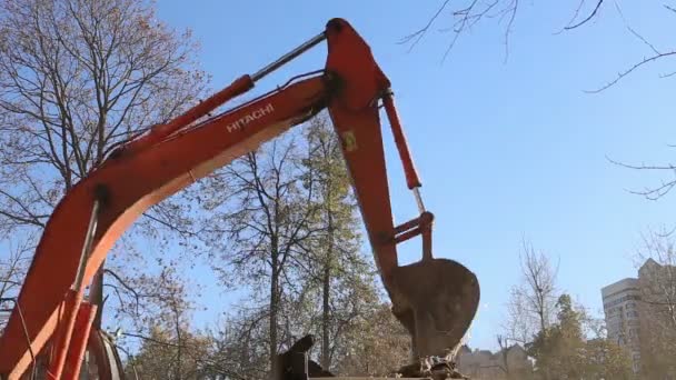 Hydraulische crusher graafmachine machines werken op sloop oude huis. Moskou, Rusland — Stockvideo