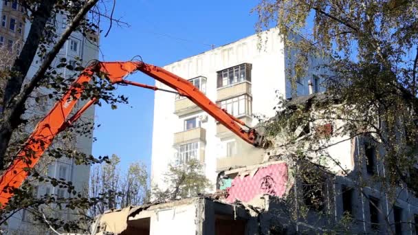 Hydraulic crusher excavator machinery working on demolition old house.Moscow, Russia — Stock Video