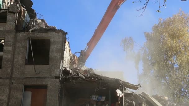 Masini de excavator concasor hidraulic care lucreaza la demolare casa veche. Moscova, Rusia — Videoclip de stoc