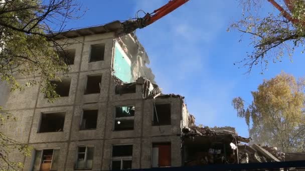 Hydraulic crusher excavator machinery working on demolition old house. Moscow,Russia — Stock Video