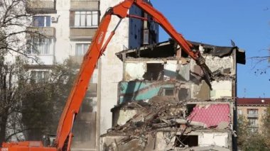 Hidrolik kırıcı ekskavatör makine yıkım eski ev üzerinde çalışıyor. Moskova, Rusya
