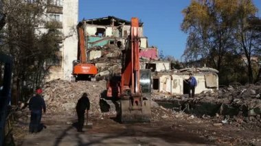 Hidrolik kırıcı ekskavatör makine yıkım eski ev üzerinde çalışıyor. Moskova, Rusya