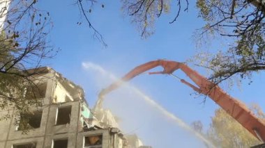 Hidrolik kırıcı ekskavatör makine yıkım eski ev üzerinde çalışıyor. Moskova, Rusya
