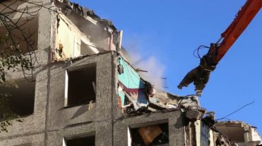 Hidrolik kırıcı ekskavatör makine yıkım eski ev üzerinde çalışıyor. Moskova, Rusya