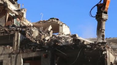 Hidrolik kırıcı ekskavatör makine yıkım eski ev üzerinde çalışıyor. Moskova, Rusya