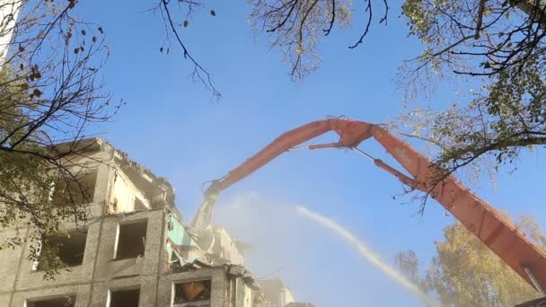 Гідравлічні дробарки екскаватор машини працюють на знесення старий будинок. Москва, Росія — стокове відео