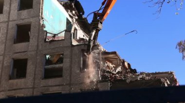 Hidrolik kırıcı tarak makine Montaj cihazları-Kırıcı eski ev üzerinde çalışıyor. Moscow, Rusya Federasyonu