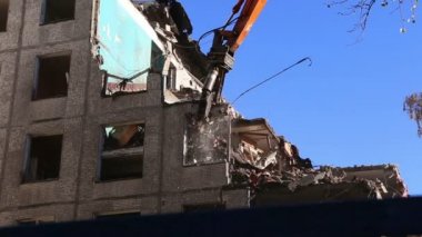 Hidrolik kırıcı tarak makine Montaj cihazları-Kırıcı eski ev üzerinde çalışıyor. Moscow, Rusya Federasyonu
