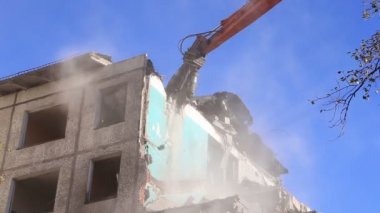 Hidrolik kırıcı tarak makine Montaj cihazları-Kırıcı eski ev üzerinde çalışıyor. Moscow, Rusya Federasyonu