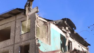 Hidrolik kırıcı tarak makine Montaj cihazları-Kırıcı eski ev üzerinde çalışıyor. Moscow, Rusya Federasyonu
