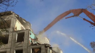 Hidrolik kırıcı tarak makine Montaj cihazları-Kırıcı eski ev üzerinde çalışıyor. Moscow, Rusya Federasyonu
