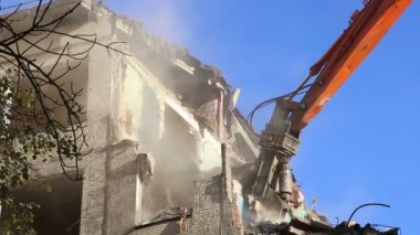 Hidrolik kırıcı tarak makine Montaj cihazları-Kırıcı eski ev üzerinde çalışıyor. Moscow, Rusya Federasyonu