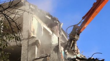 Hidrolik kırıcı tarak makine Montaj cihazları-Kırıcı eski ev üzerinde çalışıyor. Moscow, Rusya Federasyonu