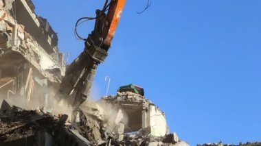Hidrolik kırıcı tarak makine Montaj cihazları-Kırıcı eski ev üzerinde çalışıyor. Moscow, Rusya Federasyonu