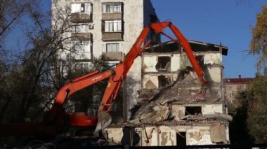 Hidrolik kırıcı tarak makine Montaj cihazları-Kırıcı eski ev üzerinde çalışıyor. Moscow, Rusya Federasyonu