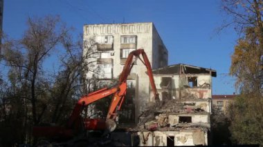 Hidrolik kırıcı tarak makine Montaj cihazları-Kırıcı eski ev üzerinde çalışıyor. Moscow, Rusya Federasyonu