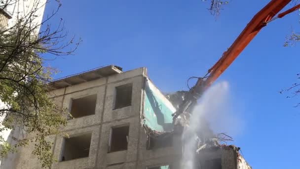 Frantoio idraulico escavatore macchinari che lavorano sulla demolizione vecchia casa.Mosca, Russia — Video Stock