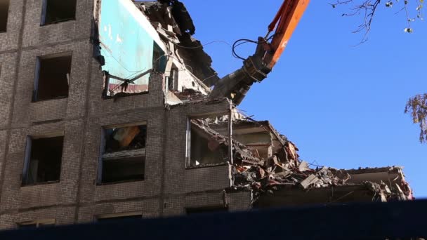 Hydraulic crusher excavator machinery working on demolition old house.Moscow, Russia — Stock Video