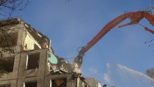 Hydraulické drtiče rypadlo stroje pracují na demolice starého domu. Moskva, Rusko — Stock video
