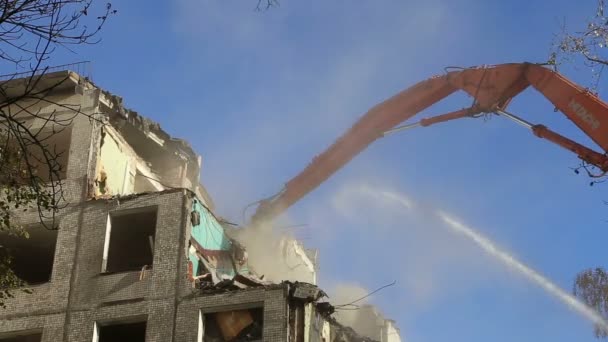 Hydraulické drtiče rypadlo stroje pracují na demolice starého domu. Moskva, Rusko — Stock video