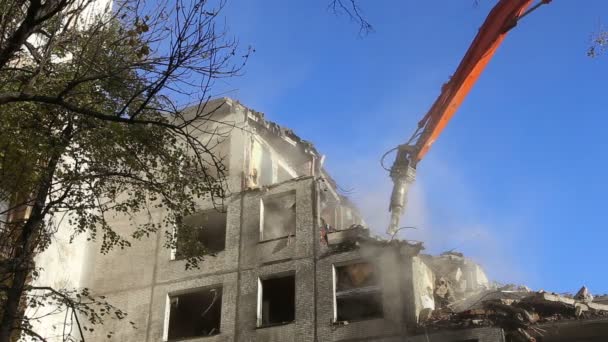 Hydraulic crusher excavator machinery working on demolition old house.Moscow, Russia — Stock Video