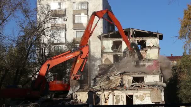 Гідравлічні дробарка екскаватор обладнання працює над знесення старий будинок. Москва, Російська Федерація — стокове відео