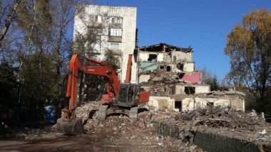 Hidrolik kırıcı tarak makine Montaj cihazları-Kırıcı eski ev üzerinde çalışıyor. Moscow, Rusya Federasyonu