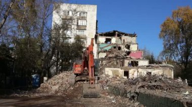 Hidrolik kırıcı tarak makine Montaj cihazları-Kırıcı eski ev üzerinde çalışıyor. Moscow, Rusya Federasyonu